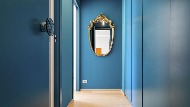 A hallway with blue walls and a wooden floor. - Suite Blu a Genova by Wonderful Italy (Genova)