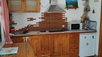 Refrigerador, microondas, parrilla de estufa y cafetera y tetera