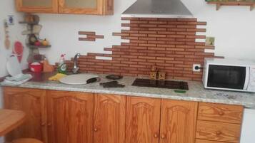 Refrigerador, microondas, parrilla de estufa y cafetera y tetera