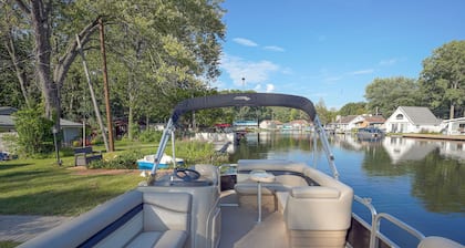 Gun Lake Cottage - Bonfire, AC, Full Kitchen, Gazebo! Dock your boat or rent one