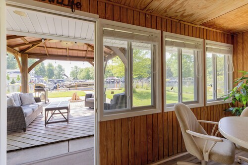 Gun Lake Cottage - Bonfire, AC, Full Kitchen, Gazebo! Dock your boat or rent one