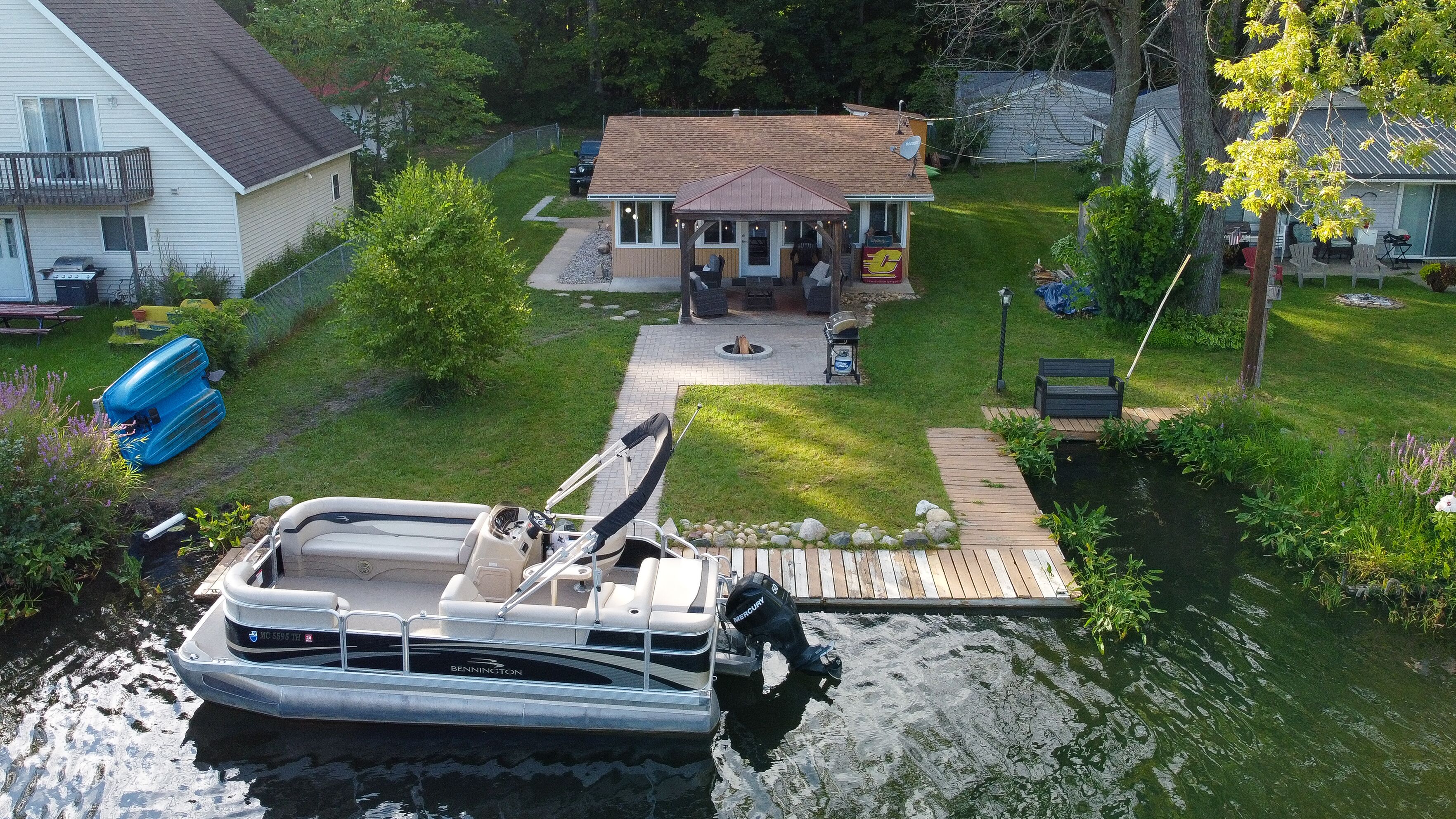 Gun Lake Cottage - Bonfire, AC, Full Kitchen, Gazebo! Dock your boat or rent one