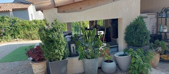 Villa near Montpellier (34) and beaches in exceptional green setting.