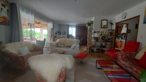 Télévision, livres, chaîne hi-fi, espaces bureaux