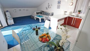 Ein modernes Apartment mit Wohnzimmer, Essbereich und Küche.