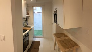 Standard Double Room | Shared kitchen | Full-size fridge, microwave, oven, stovetop - Ruzafa Rooms (Valencia)