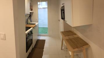 Standard Double Room | Shared kitchen | Full-size fridge, microwave, oven, stovetop