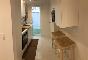 Standard Double Room | Shared kitchen | Full-size fridge, microwave, oven, stovetop