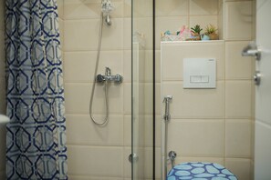 Shower, hair dryer, bidet, towels - A home witha view Sky (Mostar)