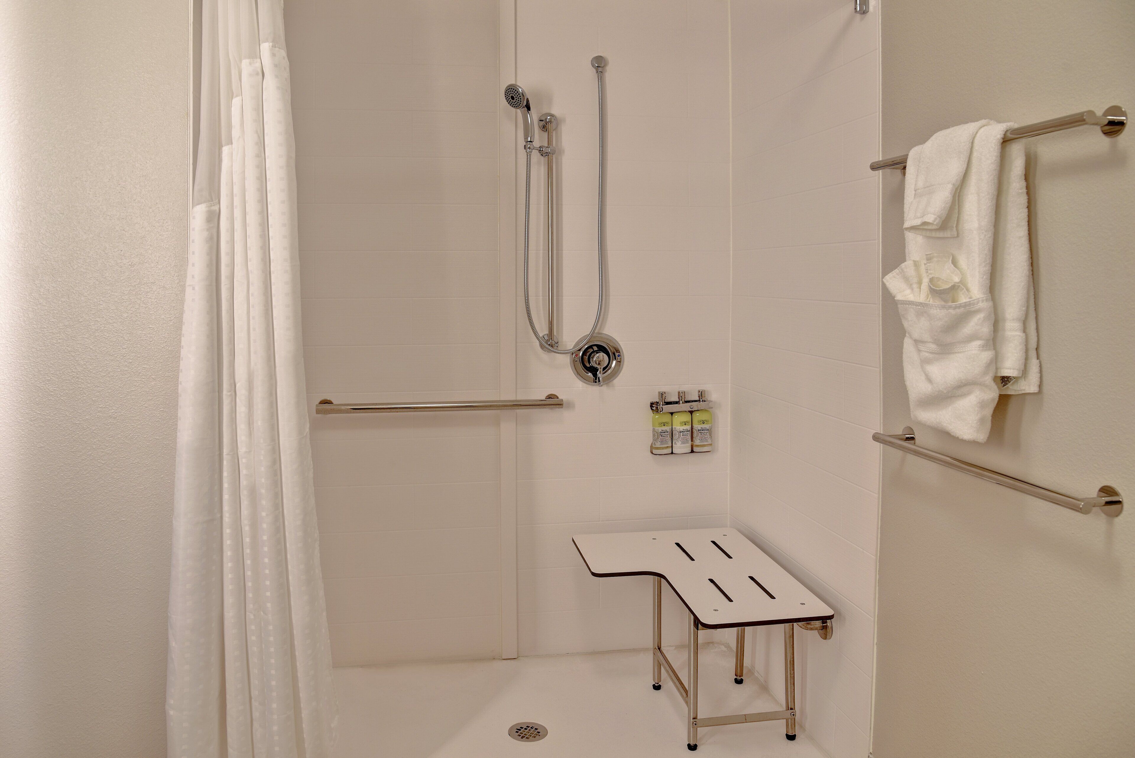 combined shower/bathtub, hair dryer, towels