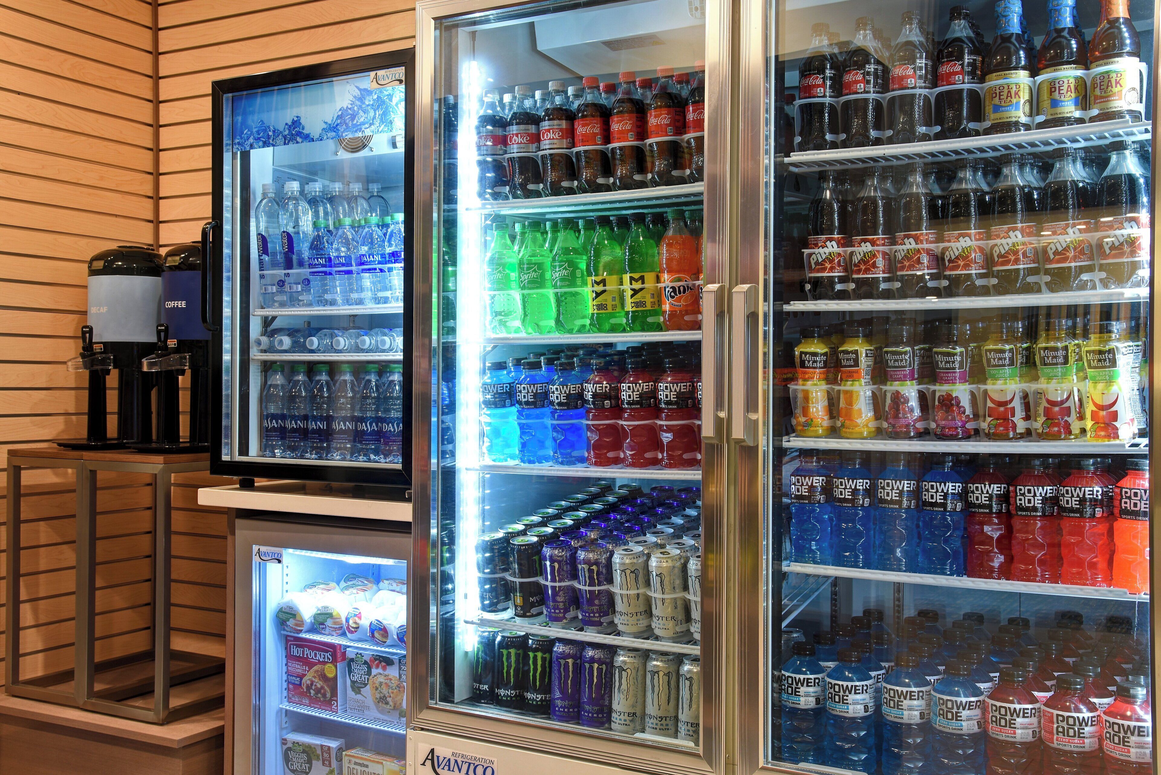 Un distributeur automatique de boissons proposant une variété de choix, notamment de l’eau, des sodas et des boissons énergisantes.