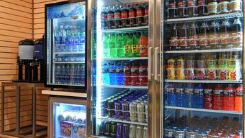 Un distributeur automatique de boissons proposant une variété de choix, notamment de l’eau, des sodas et des boissons énergisantes.