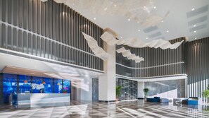A spacious lobby with a reception desk, seating area, and a modern ceiling design. - Holiday Inn Express Ulanqab Jining by IHG (Ulaan Chab)