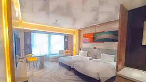 A modern hotel room with two beds, a desk, and a large window. - Holiday Inn Express Ulanqab Jining by IHG (Ulaan Chab)