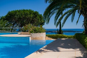 Outdoor pool - Luxury apartment with breathtaking view of the bay of cannes and the esterel river (Cannes)