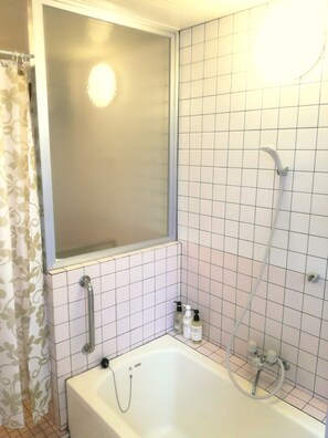 Cottage (A) | Badkamer | Een bad/douchecombinatie, gratis toiletartikelen, een haardroger