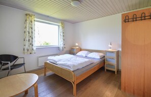 3 bedrooms, travel cot, free WiFi - Amazing home in Stege with WiFi (Stege)