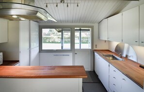 ثلاجة، موقد طهي مسطح، غسالة أطباق، ماكينة لصنع القهوة/الشاي