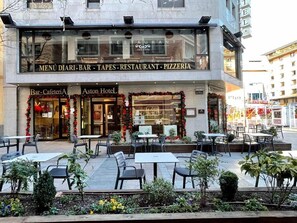 A restaurant with outdoor seating, a bar, and a pizzeria. - Tivoli (Andorra la Vella)