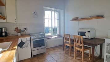 Geladeira, micro-ondas, fogĂŁo, cooktop