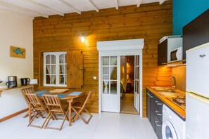 Kühlschrank, Mikrowelle, Herdplatte, Wasserkocher mit Kaffee-/Teezubehör