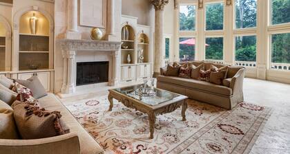 Holiday Vacation Mansion + Hot Tub near DT Atlanta
