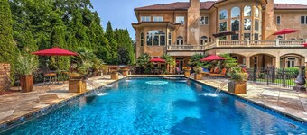 Holiday Vacation Mansion + Hot Tub near DT Atlanta