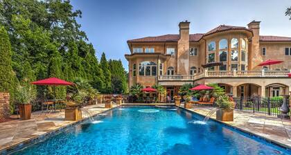 Holiday Vacation Mansion + Hot Tub near DT Atlanta