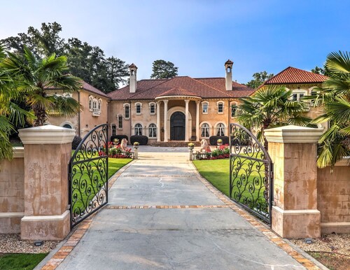 Holiday Vacation Mansion + Hot Tub near DT Atlanta