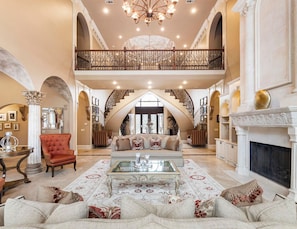 Smart TV, chimenea, reproductor de DVD y futbolito