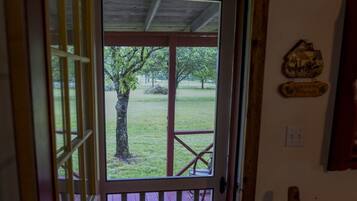 Cottage Standar, 3 kamar tidur, Bebas Asap Rokok (The Bunk House) | Pemandangan dari kamar