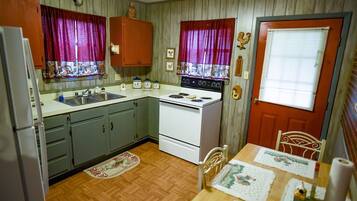 Lemari es besar, microwave, oven, dan kompor