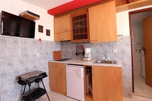 ثلاجة، فرن، موقد طهي مسطح، ماكينة لصنع القهوة/الشاي