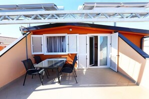 تناول الطعام بالخارج