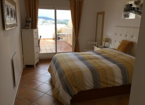 2 chambres, fer et planche à repasser, Wi-Fi gratuit, draps fournis