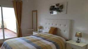 2 slaapkamers, een strijkplank/strijkijzer, gratis wifi, beddengoed