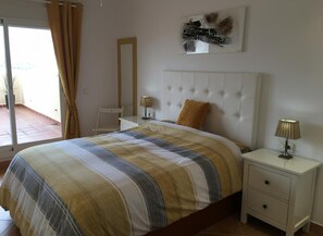 2 slaapkamers, een strijkplank/strijkijzer, gratis wifi, beddengoed