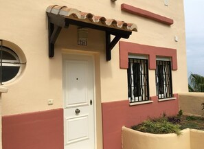 تفاصيل الفندق من الخارج