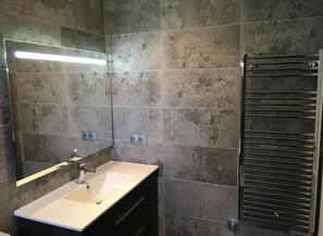 Een douche, een haardroger, handdoeken