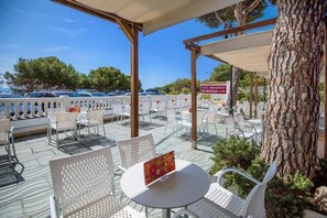 Outdoor dining - Hotel Servigroup Romana (Alcala de Xivert)