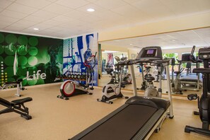A gym with treadmills, ellipticals, and weight machines. - Hotel Servigroup Romana (Alcala de Xivert)