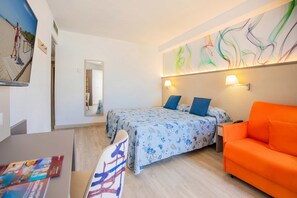 A hotel room with a bed, a sofa, a desk, and a chair. - Hotel Servigroup Romana (Alcala de Xivert)