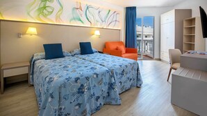 Een hotelkamer met twee bedden, een bureau, een stoel, een kledingkast en een groot raam met uitzicht.