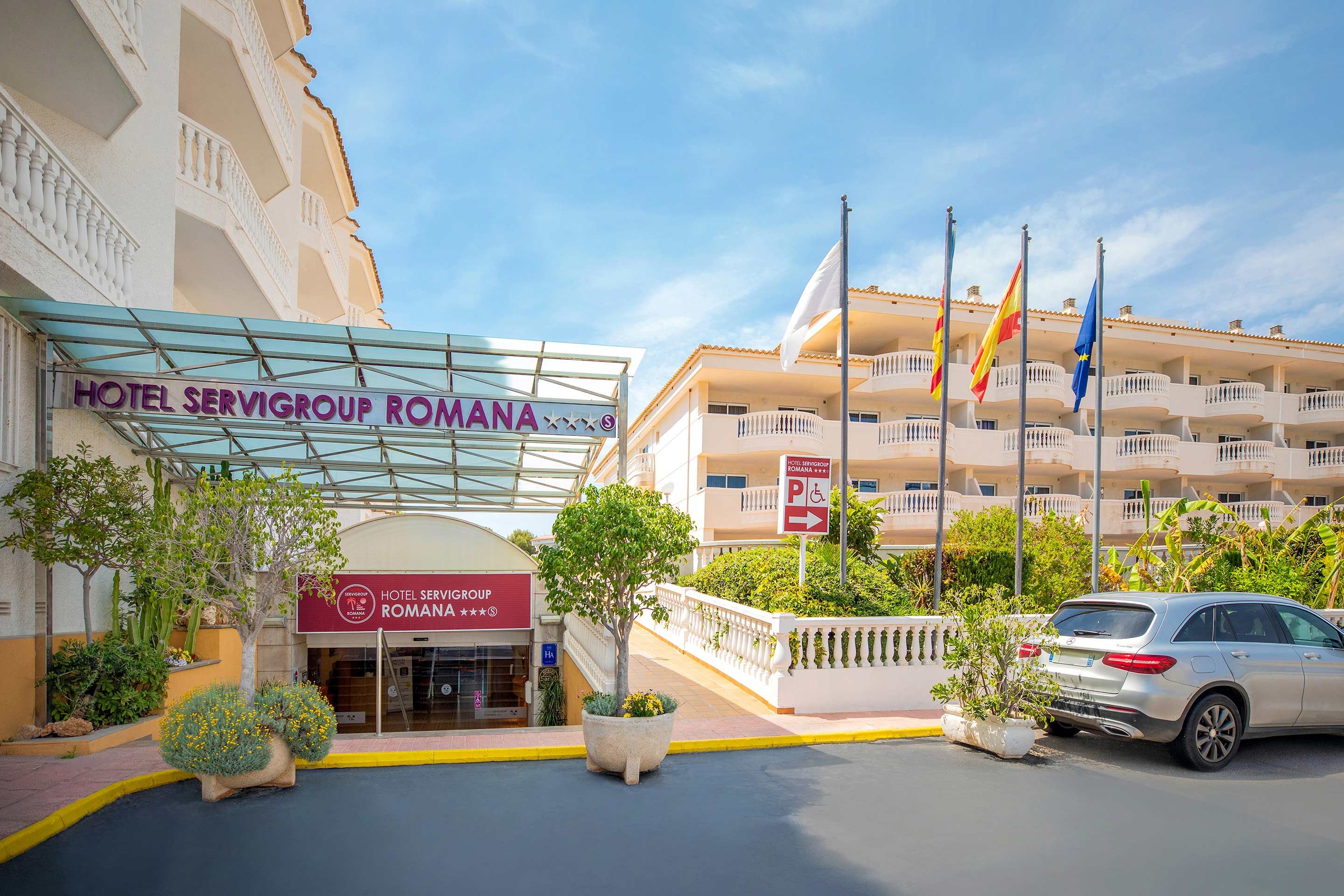 Entrada de un hotel con un letrero que dice 'HOTEL SERVIGROUP ROMANA'.