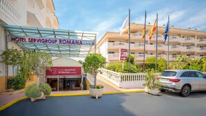 L’entrée d’un hôtel, avec une enseigne indiquant : « HÔTEL SERVIGROUP ROMANA ».