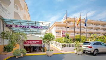 Entrada de un hotel con un letrero que dice 'HOTEL SERVIGROUP ROMANA'.