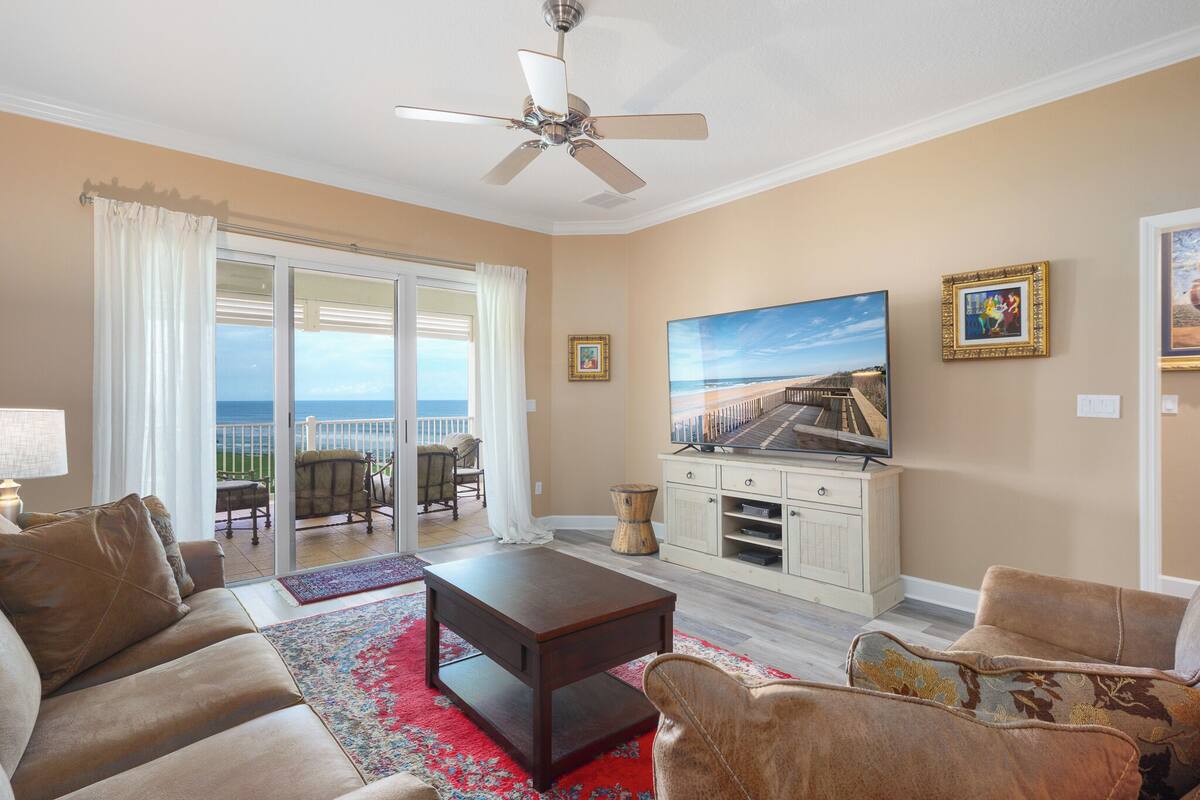 Appartement (452 Cinnamon Beach - No Pets Allowed) | Woonruimte | Een 42-inch flatscreentelevisie met digitale zenders