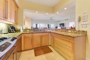 Condo (Bella Mar 202) | Cocina privada | Refrigerador, microondas, horno y parrilla de estufa 