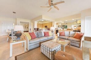 คอนโด (Bella Mar 202) | ห้องนั่งเล่น | ทีวี, เตาผิง