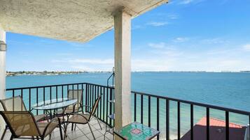 Condo (2 Bedrooms) | Front of property